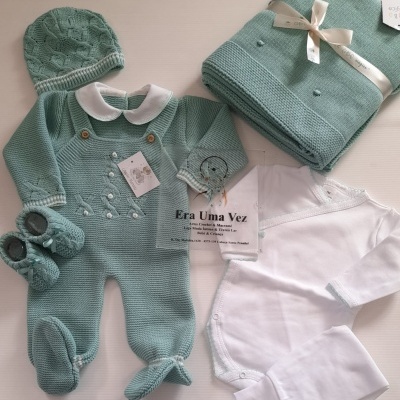 Conjunto de roupa de bebé em malha verde água e body branco com calças no fundo