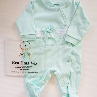 Pijama de bebê verde-água com laço e renda branca