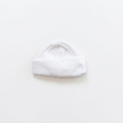 Gorro branco de tecido macio com dobra na borda