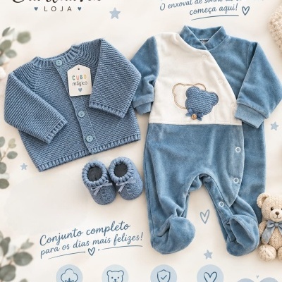 Conjunto de roupa de bebé azul com camisola de malha, sapatinhos e macacão com ursinho