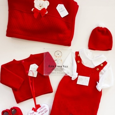 Conjunto de roupa de bebê vermelho em lã com acessórios
