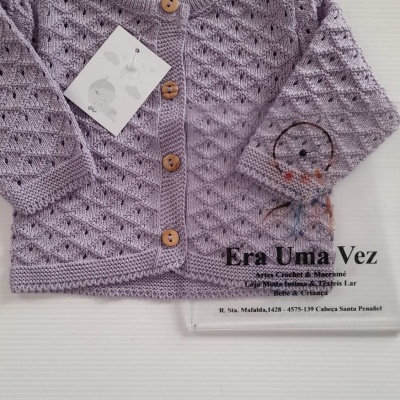 Camisola de malha cor lilás com botões de madeira e padrão texturizado