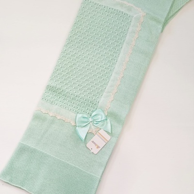 Manta de bebé verde-água com padrão decorativo, renda e laço de cetim