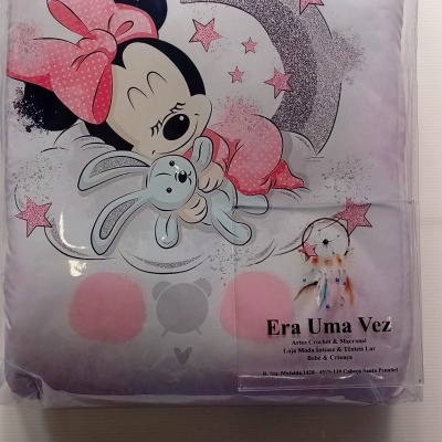 Capa de almofada ou edredão infantil com estampa da personagem Minnie Mouse e coelho em embalagem transparente