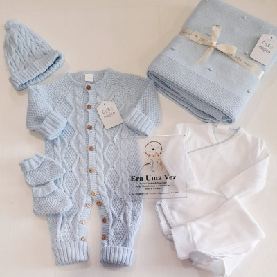 Conjunto de roupa de bebé azul clara e body branco com manta e etiquetas