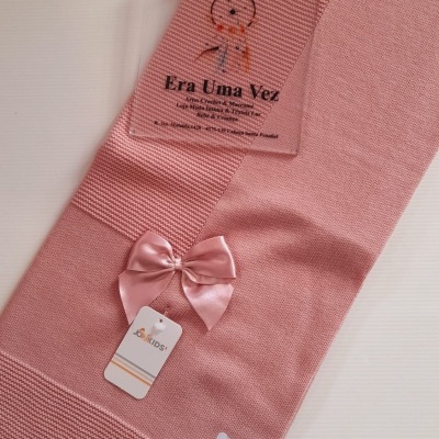 Cachecol rosa tricotado com laço de cetim e etiquetas de marca