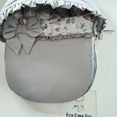 Saco para bebé cinza com forro estampado de borboletas e laço grande