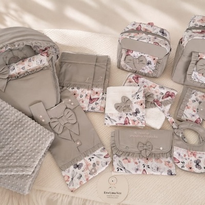 Conjunto de produtos para bebé com padrão de borboletas e laços em tecido cinza