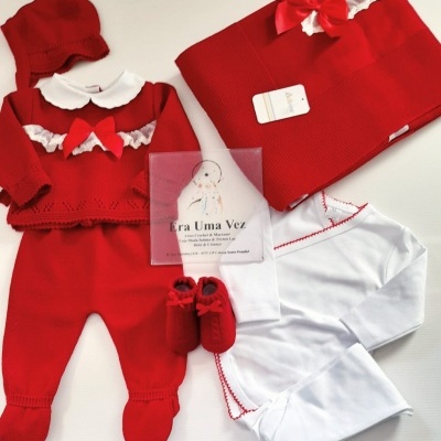 Conjunto de roupas de bebê vermelho e branco com laços e renda