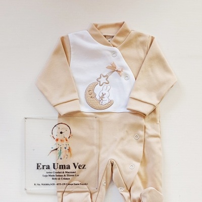 Pijama bege e branco com bordado de lua, estrela e coelho para bebé
