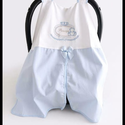 Capa protetora para cadeirinha de bebé branca e azul claro com bordado e laço