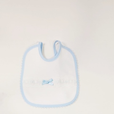 Babeiro branco com borda azul clara e laço azul