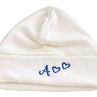 Gorro branco com bordado azul de letra e corações