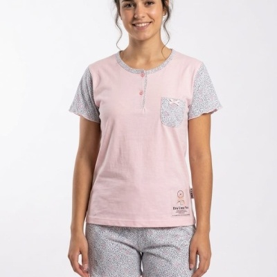 Pijama feminino rosa com padrão floral branco e rosa e calções a condizer.