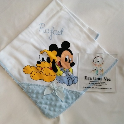 Manta infantil branca com personagens Mickey e Pluto e nome Rafael bordado