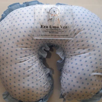 Travesseiro de amamentação branco com estrelas azuis e folho azul