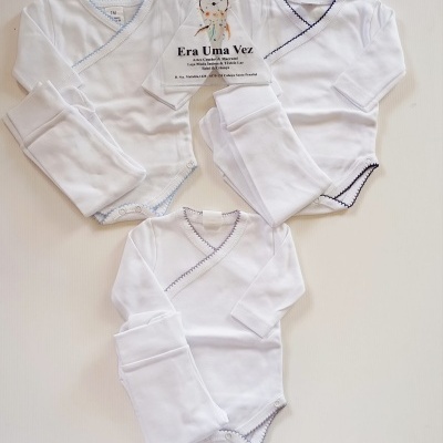 Três conjuntos de roupa de bebé branca com detalhes azuis e cinza