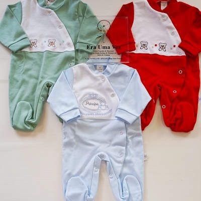 Macacões de bebé verde, vermelho e azul claro com detalhes em branco e ursinhos, com botões de pressão.