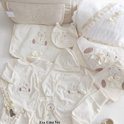 Conjunto de roupa e acessórios de bebé em branco e bege com ursos bordados e saco de tecido waffle