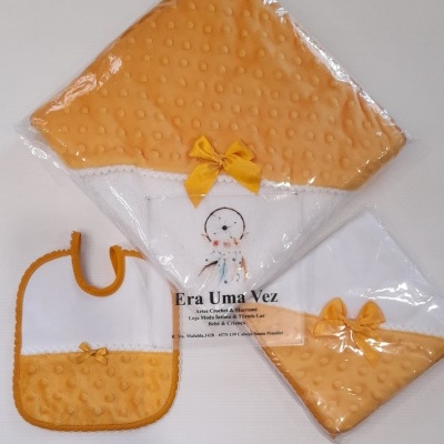 Conjunto para bebé com toalha, babete e paninho laranja e branco embalada em plástico