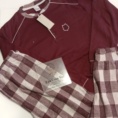 Pijama borgonha e branco com padrão xadrez nas calças e camisola com detalhe branco.