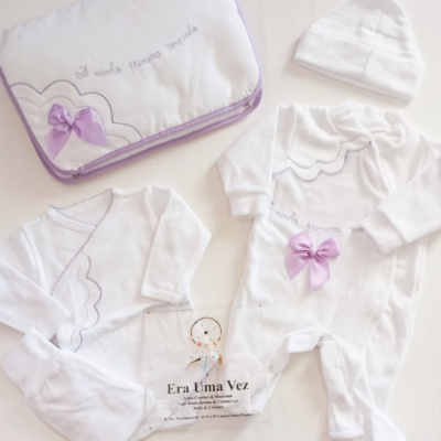 Conjunto de bebé branco com detalhes lilases e manta com texto