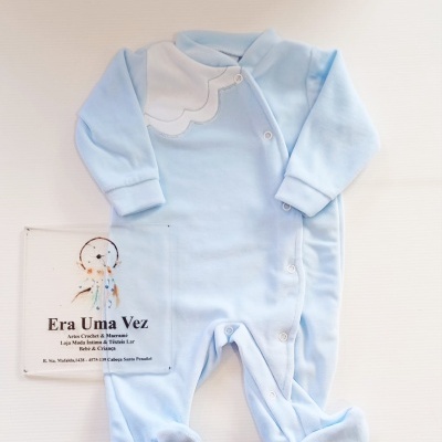 Pijama azul claro para bebé com botões e tecido macio