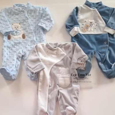 Três macacões de tecido macio para bebés em azul claro, cinza e azul com bordados de ursinhos.