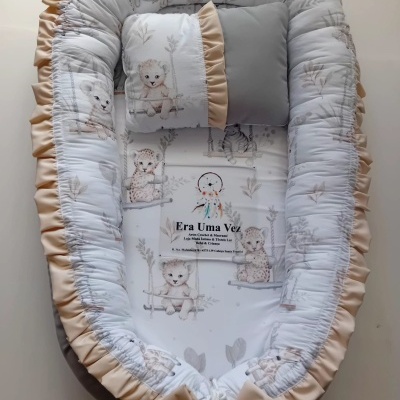 Ninho para bebé branco com estampado de animais e laço bege