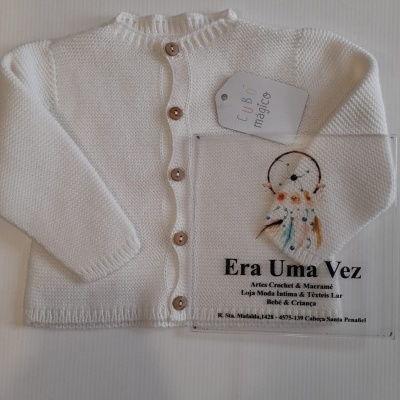 Casaco em malha branca para bebé com botões de madeira e etiqueta CUBO mágico
