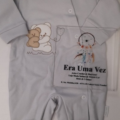 Pijama cinzento claro de bebé com ursinhos bordados