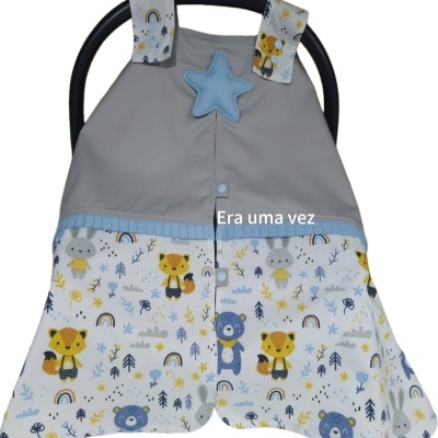 Capa de carrinho de bebé cinzenta e branca com padrão infantil colorido e aplique de estrela azul.