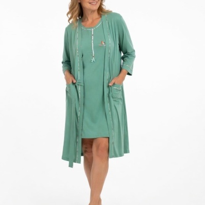 Mulher a usar camisola e robe verde água para casa.