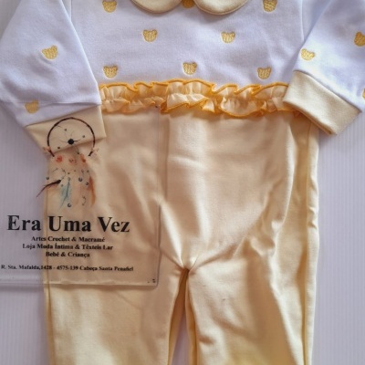 Macacão de bebé branco e amarelo com estampa de ursinhos e folhos amarelos