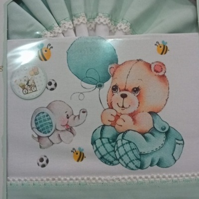Conjunto de tecidos para bebé com ursinho e elefante desenhados em tons verdes e branco