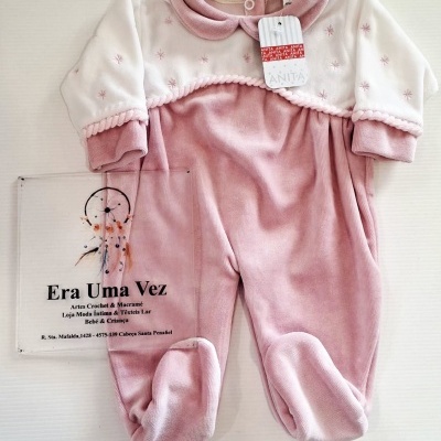 Pijama de bebé rosa e branco com estrelas cor-de-rosa e etiqueta da marca ANITA.