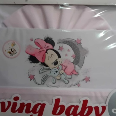 Conjunto de roupa de bebé rosa com estampa Minnie Mouse a dormir numa nuvem.