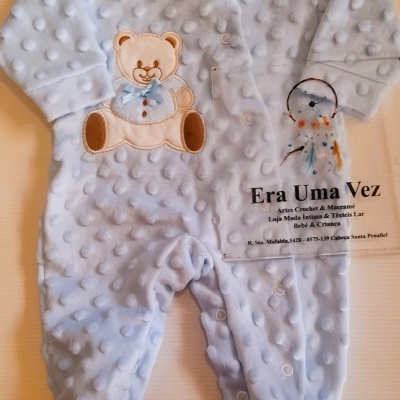 Pijama de bebé azul com ursinho bordado e cartão de visita