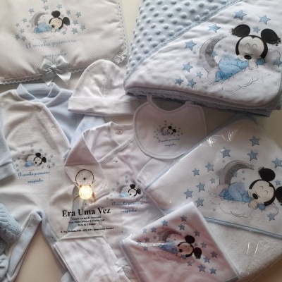 Conjunto de roupa e acessórios para bebé com padrão Mickey Mouse a dormir em nuvem