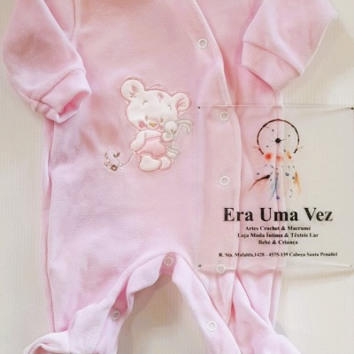 Macacão de bebé rosa com bordado de urso e coelho e placa transparente com texto