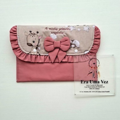 Bolsa rosa com laço e estampa de girafa e estrelas com frase em tecido bege