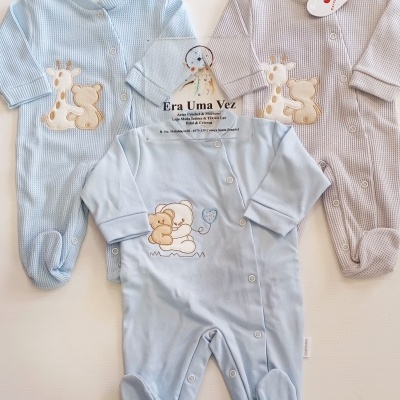 Três macacões de bebé azul claro e cinza claro com bordados de ursinho e girafa