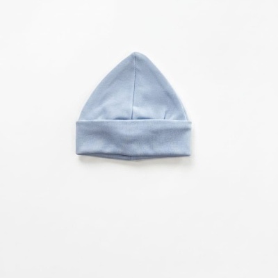Gorro simples de malha azul claro com dobra na base