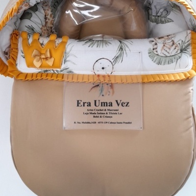 Capa para carrinho de bebé bege com interior estampado e detalhes amarelos