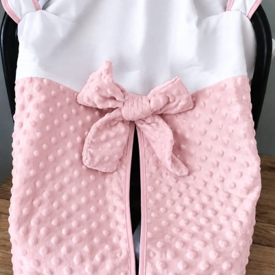 Capa para cadeirinha de bebé branca e rosa com laço e orelhas decorativas