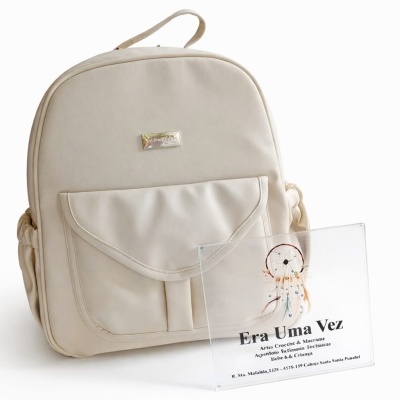 Mochila bege com bolso frontal e placa acrílica com texto