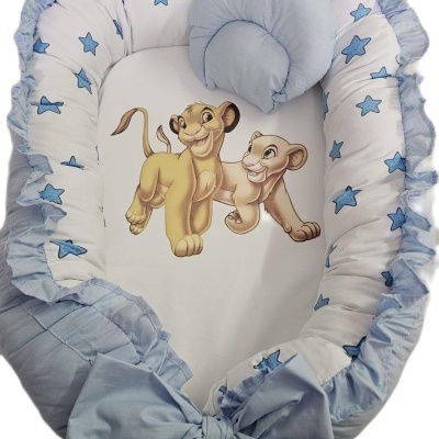 Berço portátil azul e branco com personagens do Rei Leão e estrelas azuis