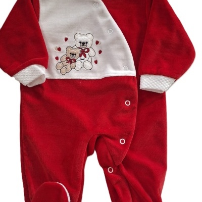 Macacão de bebé vermelho e branco com ursos bordados e botões de pressão.
