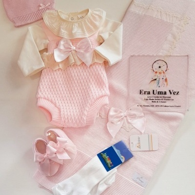 Conjunto de roupa e acessórios de bebé cor de rosa e branco