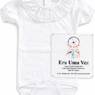 Body de bebé branco com folho decorativo ao redor do pescoço